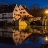 Dieser Anblick gehört vorerst der Vergangenheit an: Die Beleuchtung der steinernen Brücke in Harburg wurde abgeschaltet, um Energie zu sparen. 