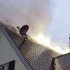 Dichter Rauch quoll aus dem Dach, als die Feuerwehr am Samstag in Oberndorf ihre Arbeit aufnahm.