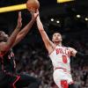 Zach LaVine (r) kann mit den Chicago Bulls weiter auf die NBA-Playoffs hoffen.