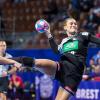 Die deutschen Handballerinnen (beim Wurf Julia Behnke) hat bei der Europameisterschaft in Frankreich einen Sieg und eine Niederlage auf ihrem Konto. Am Mittwoch spielen sie gegen Tschechien und in Augsburg wird die Partie von Handball-Fans und -Trainern gespannt verfolgt. 