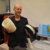 Christian Zagel forscht an der Uni Erlangen daran, wie man mit einem 3D-Drucker passgenaue Prothesen für Mienenopfer herstellen kann.