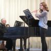 Rebecca Ernst spielte auf der Querflöte beim Frühlingskonzert der Musikschule Wallerstein und wurde von Peter Hoenke-Eisenbarth am Klavier begleitet. Er leitet die Antonio-Rosetti-Musikschule.  	