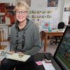 Die Illustratorin, Autorin und Malerin Daniela Kulot in ihrem Augsburger Atelier. 