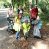 Ein etwas anderer Spaziergang: Anlässlich des World Cleanup Day am Samstag haben sich  27 Gruppen an der Aktion in und um Günzburg beteiligt, darunter auch die Familien Wöhrle
und Meyers mit ihren Kindern.