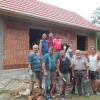 Nach vollbrachter Arbeit stehen die Helfer der Initiative vor Sorins neuem Haus.
