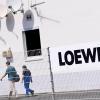 Zwei Mitarbeiter gehen über das Gelände des Elektronikherstellers Loewe AG. Das Unternehmen hatte Anfang Mai ein Insolvenzverfahren in Eigenverwaltung beantragt.