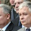 Es handelt sich um die Brüder Lech Kaczynski (rechts) und Jaroslaw Kaczynski. Nachdem Lech zum Staatsoberhaupt Polens gewählt wurde, war Bruder Jaroslaw Ministerpräsident.