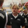 Trainer Hannes Müllegger gibt Anweisungen an die Friedberger Volleyballer. Sie empfangen Dresden.