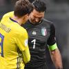 Torwart Gianluigi Buffon weint, und der Schwede Victor Lindelöf tröstet ihn: Italien fährt nicht zur WM.