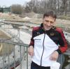 Bundestrainer Klaus Pohlen vor dem sanierten Eiskanal, an dem seine deutschen Spitzenkanuten bei der Kanuslalom-Weltmeisterschaft 2022 auf Medaillenjagd gehen werden. 