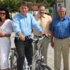 Will das E-Bike-Projekt vorantreiben: Landrat Stefan Rößle mit Vorstandsmitgliedern des Ferienlandes Donau-Ries in Kaisheim.