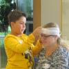 Fit für den ErnstfallDieser Junge legt beim Erste-Hilfe-Kurs für Kinder einen Kopfverband an. 	