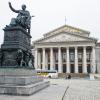 Die Bayerische Staatsoper in München. Wegen des Coronavirus bleiben die Türen der Theater, Kinos und Konzerthäuser derzeit geschlossen.