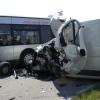 Transporter stößt mit Linienbus zusammen: Beide Fahrer schwer verletzt