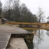 Die Bürger aus Oettingen haben sich entschieden: Die neue Brücke im Wörnitz-Naturfreibad soll am alten Standort zwischen Kiosk und Kabinen neu gebaut werden. Die Stadt muss den Gestaltungsentwurf für das Freibad umplanen lassen. Dieser sah die Brücke an anderer Stelle, auf Höhe des Wehres, vor. 