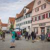 Was gab es da auf dem Altstadtflohmarkt in Nördlingen am Samstag nicht alles zu entdecken: Spielsachen, Kleider, Schuhe, Schmuck, Kunstgegenstände oder Körbe. Gerade am Vormittag war der Flohmarkt sehr gut besucht, die Besucherinnen und Besucher bummelten durch die Straßen. Unser Fotograf Josef Heckl war mit seiner Kamera unterwegs und hat einige Impressionen eingefangen.