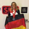 Martina Rummel zeigt stolz ihre bei der WM in Texas gewonnene Silbermedaille im Bankdrücken