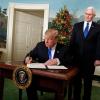 Donald Trump unterzeichnet in Washington eine Proklamation, in der er Jerusalem als die Hauptstadt Israels anerkennt.