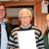 Karl Egle (Mitte) wurde als ältestes Vereinsmitglied von Bürgermeister Konrad Dobler und der Vorsitzenden Gudrun Sirch mit insgesamt 65 Mitgliedern mit der Goldenen Vereinsnadel ausgezeichnet.  	