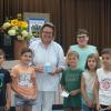 Kinder der ersten und zweiten Klassen der Grundschule sowie der sechsten Klasse der Mittelschule Merching spendeten 400 Euro an Teresita von Gumppenberg, die Schirmherrin von Marys Meals. 	