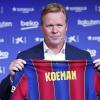 Ronald Koeman zeigt bei seiner offiziellen Vorstellung als Trainer des FC Barcelona ein Fussballtrikot mit seinem Namen darauf.