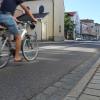 Beim Abbiegen ist ein Radfahrer auf der Staatsstraße 2338 mit einem Auto zusammengestoßen.