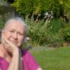 Dagmar Widmann in ihrem Garten. Die 74-Jährige leitet den Dillinger Gartenbauverein, ist Schriftführerin im Obst- und Gartenbauverein des Landkreises und Mitglied der Deutschen Staudengesellschaft. Ihr Garten ist ihre Leidenschaft. Dennoch hat sie einen gelassenen Umgang mit den Pflanzen. 