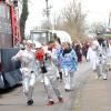 Mit wummernden Discobeats und in glitzernden Anzügen führten die „Bixaöffner“ den Faschingsumzug durch Straß an. 16 Gruppen beteiligten sich an der Veranstaltung. 	