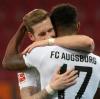 Andre Hahn und Noah Sarenren Bazee feiern den zweitbesten Saisonstart in der Geschichte des FC Augsburg.