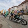 Klimaaktivisten radeln am 3. September auf dem Weg zur IAA in München durch Friedberg;
"Ohne Kerosin nach Bayern" lautet ihr Motto.