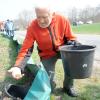 Bernd Wendland ist einer von rund 40 ehrenamtlichen Helfern, die im Kreis Neu-Ulm Amphibien täglich am Schutzzaun einsammeln, um sie sicher zum Laichgewässer zu bringen. 	
