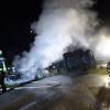 Völlig ausgebrannt lag gestern Morgen der Traktor samt Anhänger im Straßengraben, dessen Fahrer am Dienstagabend bei Bertoldsheim von der Straße abgekommen war.  	