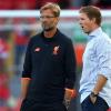 Liverpools Trainer Jürgen Klopp (l) hält Julian Nagelsmann für eine gute Lösung als Bundestrainer.