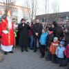 Gespannt warteten die Kinder auf Nikolaus und Knecht Rupprecht, die für jeden der kleinen Besucher ein Geschenk dabei hatten (links). 