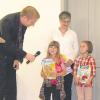 Garret Clark befragt Lena Neumeyer und Lisa Brechenmacher vom Kindergarten St. Georg Auchsesheim. Im Hintergrund: Judith Neumeyer.