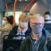 An die Maske im Bus haben sich viele Menschen gewöhnt. Aber was ist mit dem Mindestabstand? 	