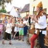 Gaukler, Musiker und andere Künstler unterhalten beim Historischen Stadtfest in Monheim das Publikum. Hier eine Szene aus dem Jahr 2018.