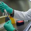 Ein Forscher zeigt wie ein PCR-Test für die Analyse auf Mutationen des Coronavirus vorbereitet wird. Auch positive Tests aus dem Landkreis Donau-Ries werden jetzt routinemäßig auf Veränderungen des Erregers untersucht. 	
