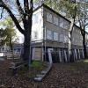 Die alte Stadtbücherei an der Augsburger Gutenbergstraße wird abgerissen. Viele gebrauchte Bauteile wurden vorher ausgebaut, um sie in anderen Häusern wieder einzubauen.