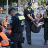 Ein Aktivist der Klimaschutzgruppe Letzte Generation wird während einer Straßenblockade auf dem Mehringdamm von Polizeibeamten weggetragen.