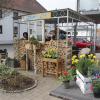 Mit einem neu eingerichteten Café im Außenbereich wartet der seit fast 25 Jahren bestehende Dorfladen Ettenbeuren auf.