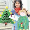 Manuela Ahmon aus Denklingen mit ihrem selbst gebastelten Tannenbaum-Adventskalender und dem Engelkalender ihrer Tochter. 