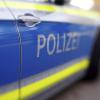 Ein Sattelzug ist am Dienstag in Weißenhorn gegen ein geparktes Auto gefahren.  