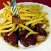 Currywurst mit Pommes ist das beliebteste Kantinen-Essen der Deutschen. Aber auch viel Fisch wird gegessen.