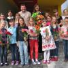 Die Kinder aus Tödtenried feierten ihre Rektorin Gudrun Strobel.  