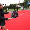 Trainer Rainer Schweinberger (links) von der TSG Augsburg zeigt unserem Reporter Felix Knoll, wie Padel Tennis gespielt wird. 