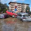 Von den Wassermassen eines Unwetters übereinandergetürmt liegen Autos in den immer noch überfluteten Straßen in Campi Bisenzio.