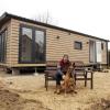 Felix Mescher hat sich seinen Traum vom eigenen Haus verwirklicht: einem Tiny House. Er lebt jetzt mit seinem Hund auf 40 Quadratmeter in Schweinspoint. Der Weg dahin war allerdings weit. 