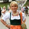 Die Schauspielerin Uschi Glas zeigt sich vor dem Schützenfestzelt auf dem Oktoberfest.