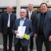 Als ältester Teilnehmer beim BFV-Ehrenamtstag in Augsburg wurde der 90-jährige Peter Reißer (vorne links) vom SV Schwabegg ausgezeichnet. Zu den Gratulanten zählten der stellvertretende Bezirksvorsitzende Alfons Weber, Bezirksehrenamtsreferent Günther Brenner (hinten von links) sowie der Kreis-Ehrenamtsbeauftragte Till Hofmann (vorne rechts).